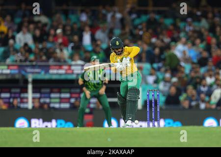 SCG, NSW, Australia: 3rd novembre 2022; T20 Coppa del mondo Cricket, Pakistan contro Sud Africa: Temba Bavuma del Sud Africa colpisce la palla al fianco Foto Stock