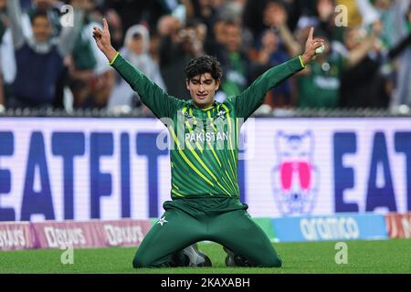 SCG, NSW, Australia: 3rd novembre 2022; T20 Coppa del mondo Cricket, Pakistan contro Sud Africa: Naseem Shah del Pakistan prende una cattura e il wicket di Tristan Stubbs del Sud Africa per 18 corse Foto Stock