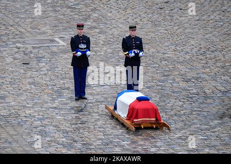 Emmanuel Macron ha commemorato il tributo nazionale ad Arnaud Beltrame agli Invalides il 28 marzo 2018. L'ufficiale di polizia francese scambiò il suo posto con una donna durante una situazione di ostaggio in un supermercato di Trebbes il 23rd marzo, ma fu ucciso da Radouane Lakdim, che dichiarò la sua fedeltà allo Stato islamico. (Foto di Julien Mattia/NurPhoto) Foto Stock