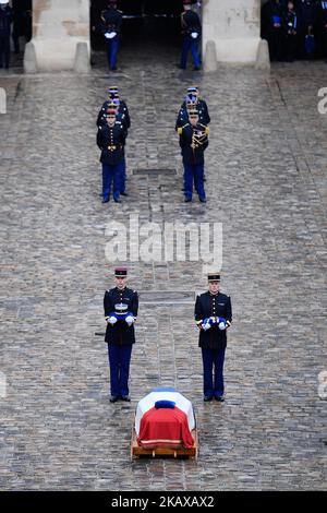 Emmanuel Macron ha commemorato il tributo nazionale ad Arnaud Beltrame agli Invalides il 28 marzo 2018. L'ufficiale di polizia francese scambiò il suo posto con una donna durante una situazione di ostaggio in un supermercato di Trebbes il 23rd marzo, ma fu ucciso da Radouane Lakdim, che dichiarò la sua fedeltà allo Stato islamico. (Foto di Julien Mattia/NurPhoto) Foto Stock