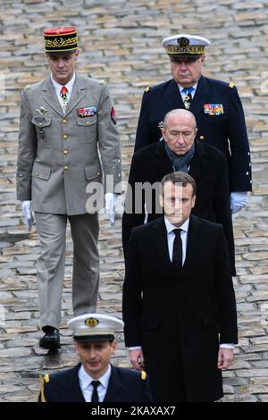 Emmanuel Macron ha commemorato il tributo nazionale ad Arnaud Beltrame agli Invalides il 28 marzo 2018. L'ufficiale di polizia francese scambiò il suo posto con una donna durante una situazione di ostaggio in un supermercato di Trebbes il 23rd marzo, ma fu ucciso da Radouane Lakdim, che dichiarò la sua fedeltà allo Stato islamico. (Foto di Julien Mattia/NurPhoto) Foto Stock