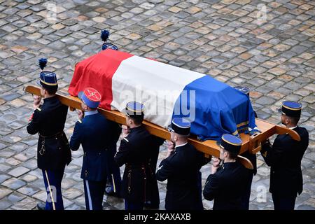 Emmanuel Macron ha commemorato il tributo nazionale ad Arnaud Beltrame agli Invalides il 28 marzo 2018. L'ufficiale di polizia francese scambiò il suo posto con una donna durante una situazione di ostaggio in un supermercato di Trebbes il 23rd marzo, ma fu ucciso da Radouane Lakdim, che dichiarò la sua fedeltà allo Stato islamico. (Foto di Julien Mattia/NurPhoto) Foto Stock