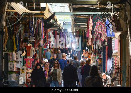 Una delle molte strade commerciali e turistiche della città vecchia di Gerusalemme. Mercoledì 14 marzo 2018, a Gerusalemme, Israele. (Foto di Artur Widak/NurPhoto) Foto Stock