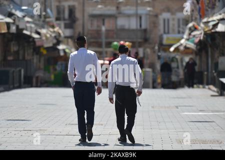 Due giovani ebrei camminano attraverso un mercato vuoto di Mahane Yehuda a Gerusalemme, il giorno di Shabbat. Mercoledì 14 marzo 2018, a Gerusalemme, Israele. (Foto di Artur Widak/NurPhoto) Foto Stock