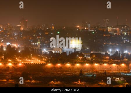 Una vista panoramica della città vecchia di Gerusalemme di notte con la cupola della roccia nel centro e il Monte degli Ulivi nel bacino. Mercoledì 14 marzo 2018, a Gerusalemme, Israele. (Foto di Artur Widak/NurPhoto) Foto Stock