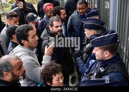 Gael Quirante, delegato sindico dell'ufficio postale nel dipartimento degli Hauts de Seine vicino a Parigi, minacciato di licenziamento da parte del gruppo la Poste, protesta e aspetta che la delegazione sindacale sia ricevuta mentre la polizia blocca l'ingresso della sede di Issy les Moulineaux. (Foto di Julien Mattia/NurPhoto) Foto Stock