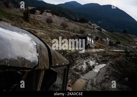 FUORI strada lungo il confine bulgaro-greco. I turisti preferiscono l'attrazione di Orlovo Oko (occhio dell'aquila), che rivela una vista sulle tre montagne, Rila, Pirin e Rhodopes. Il luogo si trova a 1563 metri sopra il livello del mare vicino al villaggio di Yagodina, Smolyan, Bulgaria e circa 10 km dal confine bulgaro-greco. La popolazione della regione vive di patate e turismo, Yagodina, Smolyan, Bulgaria il 01 aprile 2018 (Photo by Hristo Rusev/NurPhoto) Foto Stock