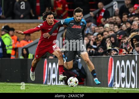 Liverpool, Regno Unito. 01st Nov 2022. Anfield, Inghilterra, 29.10.22 Khvicha Kvaratskhelia (77 Napoli) e Trent Alexander-Arnold (66 Liverpool) durante la partita della Champions League tra Liverpool e Napoli all'Anfield Stadium di Liverpool, Inghilterra Soccer (Cristiano Mazzi/SPP) Credit: SPP Sport Press Photo. /Alamy Live News Foto Stock