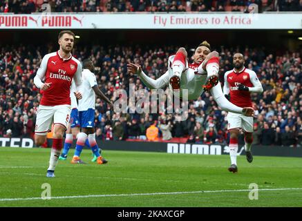 Pierre-Emerick Aubameyang dell'Arsenal festeggia il primo goal durante la partita della Premier League inglese tra l'Arsenal e Stoke City allo stadio Emirates, Londra Inghilterra, il 01 aprile 2018 (Foto di Kieran Galvin/NurPhoto) Foto Stock