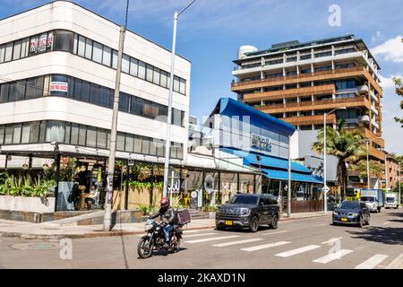 Bogota Colombia, El Chico Calle 93a, strada scena traffico edifici skyline città, colombiani ispanici sudamericani latino-americani am Foto Stock