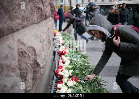 La gente deposita fiori in memoria delle vittime di un'esplosione della metropolitana un anno fa a San Pietroburgo, Russia, 03 aprile 2018. Un'esplosione ha colpito un treno della metropolitana tra le stazioni di Sennaya Ploshchad e Tekhnologichesky Institute il 03 aprile 2017. L'esplosione ha provocato la morte di almeno 14 persone e il fervore di decine di altre. (Foto di Valya Egorshin/NurPhoto) Foto Stock