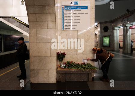 La gente deposita fiori in memoria delle vittime di un'esplosione della metropolitana un anno fa a San Pietroburgo, Russia, 03 aprile 2018. Un'esplosione ha colpito un treno della metropolitana tra le stazioni di Sennaya Ploshchad e Tekhnologichesky Institute il 03 aprile 2017. L'esplosione ha provocato la morte di almeno 14 persone e il fervore di decine di altre. (Foto di Valya Egorshin/NurPhoto) Foto Stock