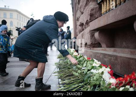 La gente deposita fiori in memoria delle vittime di un'esplosione della metropolitana un anno fa a San Pietroburgo, Russia, 03 aprile 2018. Un'esplosione ha colpito un treno della metropolitana tra le stazioni di Sennaya Ploshchad e Tekhnologichesky Institute il 03 aprile 2017. L'esplosione ha provocato la morte di almeno 14 persone e il fervore di decine di altre. (Foto di Valya Egorshin/NurPhoto) Foto Stock