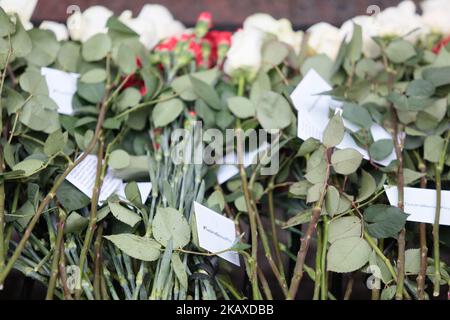 La gente deposita fiori in memoria delle vittime di un'esplosione della metropolitana un anno fa a San Pietroburgo, Russia, 03 aprile 2018. Un'esplosione ha colpito un treno della metropolitana tra le stazioni di Sennaya Ploshchad e Tekhnologichesky Institute il 03 aprile 2017. L'esplosione ha provocato la morte di almeno 14 persone e il fervore di decine di altre. (Foto di Valya Egorshin/NurPhoto) Foto Stock