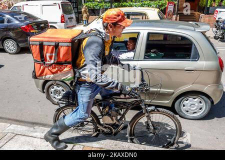 Bogota Colombia, El Chico Calle 93a Fithub, uomo uomini uomo motorizzato motociclista motociclista bicicletta biciclette bicicletta bicicletta bicicletta bicicletta equitazione motociclisti ciclista ciclista Foto Stock