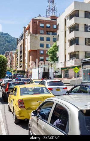 Bogota Colombia, El Chico Calle 93a Eastern Hills, coda di attesa auto veicoli traffico, appartamenti alto edificio edifici città skyl urbano Foto Stock