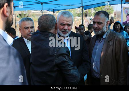 Il capo di Hamas Ismail Haniyeh partecipa ai funerali di Ahmed Arafa, 25 anni, nella città di Deir al-Balah, nel centro della striscia di Gaza, il 4 aprile 2018. Arafa è stato ucciso dalle forze israeliane al confine con Gaza, ha affermato il ministero della sanità nella striscia, mentre le tensioni sono rimaste giorni dopo che 17 persone sono state uccise quando una manifestazione di massa ha portato agli scontri. (Foto di Majdi Fathi/NurPhoto) Foto Stock