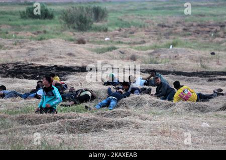 Il manifestante palestinese partecipa agli scontri con le truppe israeliane vicino al confine con Israele, nella parte orientale di Gaza City, il 5 aprile 2018. Un palestinese è stato ucciso all'inizio di oggi dopo lo sciopero aereo israeliano nella parte orientale di Gaza City e altri giovani sono morti per ferite subite nella protesta di massa della scorsa settimana, i morti portano a 21 il numero di persone uccise in scontri nella zona volatile della scorsa settimana. I manifestanti intendono chiedere il diritto dei rifugiati palestinesi in tutto il Medio Oriente a tornare nelle loro case fuggite nella guerra che ha circondato la creazione di Israele nel 1948 (Foto di Momen Faiz/NurPhoto) Foto Stock