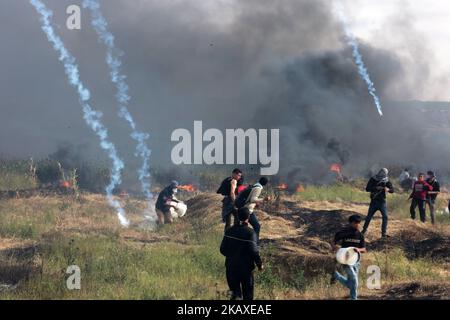 Il manifestante palestinese partecipa agli scontri con le truppe israeliane vicino al confine con Israele, nella parte orientale di Gaza City, il 5 aprile 2018. Un palestinese è stato ucciso all'inizio di oggi dopo lo sciopero aereo israeliano nella parte orientale di Gaza City e altri giovani sono morti per ferite subite nella protesta di massa della scorsa settimana, i morti portano a 21 il numero di persone uccise in scontri nella zona volatile della scorsa settimana. I manifestanti intendono chiedere il diritto dei rifugiati palestinesi in tutto il Medio Oriente a tornare nelle loro case fuggite nella guerra che ha circondato la creazione di Israele nel 1948 (Foto di Momen Faiz/NurPhoto) Foto Stock