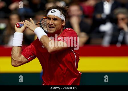 David Ferrer di Spagna in azione nella sua partita contro Alexander Zverev di Germania durante il giorno uno della Coppa del mondo Davis finale di Gruppo tra Spagna e Germania a Plaza de Toros de Valencia il 6 aprile 2018 a Valencia, Spagna (Foto di David Aliaga/NurPhoto) Foto Stock