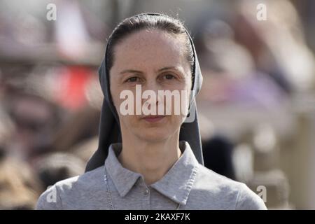 Una suora attende l'inizio di una Messa nella Domenica della Divina Misericordia, che sarà celebrata da Papa Francesco, in Piazza San Pietro in Vaticano, domenica 8 aprile 2018. (Foto di massimo Valicchia/NurPhoto) Foto Stock