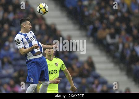 Il centrocampista messicano di Porto Hector Herrera salta durante la partita della Premier League 2017/18 tra FC Porto e CD Aves, allo stadio Dragao di Porto il 8 aprile 2018. (Foto di Pedro Lopes / DPI / NurPhoto) Foto Stock