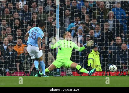 Gabriel Jesus di Manchester City segna il suo primo gol durante la partita di seconda tappa della finale di UEFA Champions League Quarter tra Manchester City e Liverpool allo stadio City of Etihad il 10 aprile 2018 a Manchester, Inghilterra. (Foto di Kieran Galvin/NurPhoto) Foto Stock