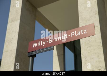 Uno scudo che legge Willy-Brandt-Platz è raffigurato dall'ingresso dell'aeroporto BER Berlino-Brandeburgo in costruzione a Schoenefeld, Germania, il 10 aprile 2018. Il nuovo aeroporto internazionale di Berlino, situato vicino all'aeroporto di Schoenefeld, dovrebbe iniziare la sua attività nell'ottobre 2020 dopo che la data di apertura è stata spostata più volte dalla metà iniziale del 2012. (Foto di Emmanuele Contini/NurPhoto) Foto Stock