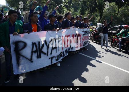 Centinaia di studenti provenienti da varie università hanno tenuto una dimostrazione davanti all'ufficio del Ministero delle aziende di Stato, Jakarta, 10 aprile 2018. L'azione è stata ritenuta una forma di rifiuto e di critica nei confronti della politica governativa che aumenta il prezzo del carburante non sovvenzionato, per un importo di 200 IDR al litro, il che è considerato un potere d'acquisto delle persone più pressante, perché l'aumento dei prezzi del carburante sarà sempre seguito da aumenti di altri prodotti di base. (Foto di Aditya Irawan/NurPhoto) Foto Stock