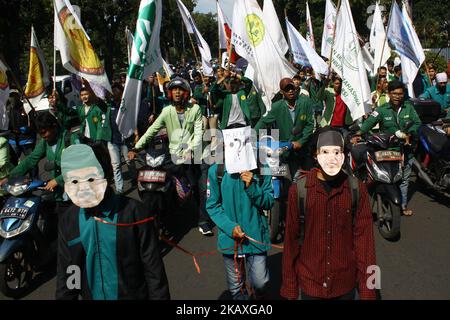 Centinaia di studenti provenienti da varie università hanno tenuto una dimostrazione davanti all'ufficio del Ministero delle aziende di Stato, Jakarta, 10 aprile 2018. L'azione è stata ritenuta una forma di rifiuto e di critica nei confronti della politica governativa che aumenta il prezzo del carburante non sovvenzionato, per un importo di 200 IDR al litro, il che è considerato un potere d'acquisto delle persone più pressante, perché l'aumento dei prezzi del carburante sarà sempre seguito da aumenti di altri prodotti di base. (Foto di Aditya Irawan/NurPhoto) Foto Stock