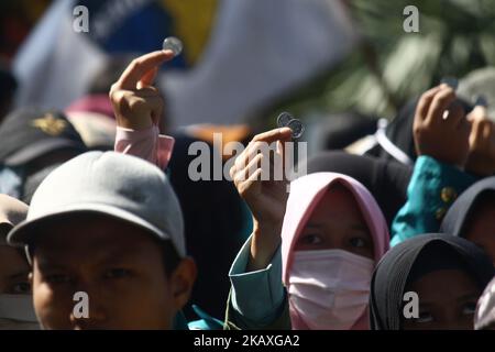 Centinaia di studenti provenienti da varie università hanno tenuto una dimostrazione davanti all'ufficio del Ministero delle aziende di Stato, Jakarta, 10 aprile 2018. L'azione è stata ritenuta una forma di rifiuto e di critica nei confronti della politica governativa che aumenta il prezzo del carburante non sovvenzionato, per un importo di 200 IDR al litro, il che è considerato un potere d'acquisto delle persone più pressante, perché l'aumento dei prezzi del carburante sarà sempre seguito da aumenti di altri prodotti di base. (Foto di Aditya Irawan/NurPhoto) Foto Stock