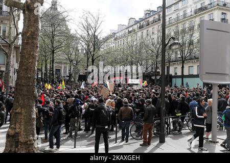 Gli studenti protestano contro un progetto di selezione per l'ammissione nelle università francesi, il 10 aprile 2018 di fronte all'università della Sorbona di Parigi. Il crescente movimento di protesta degli studenti ha scosso il governo di Macron, che sta anche affrontando gli scioperi da parte del personale ferroviario nel primo test importante per la sua determinazione pro-business di ridisegnare l’economia francese e allentare le regole del lavoro nel settore statale. (Foto di Michel Stoupak/NurPhoto) Foto Stock