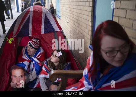 I fan reali sono raffigurati fuori della St. Mary Hospital's Lindo Wing mentre si riuniscono e aspettano la nascita del terzo figlio del Duca e della Duchessa di Cambridge, Londra il 11 aprile 2018. (Foto di Alberto Pezzali/NurPhoto) Foto Stock