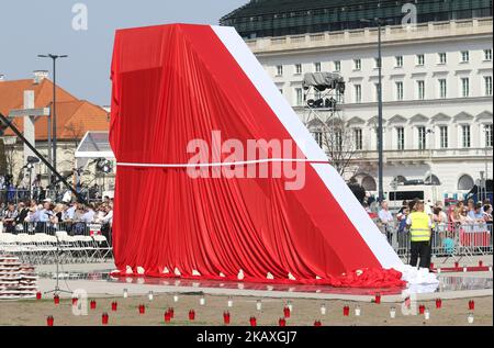 Monumento di Smolensk air crash è visto a Varsavia, Polonia il 10 aprile 2018 il monumento, in Piazza Pilsudski a Varsavia, mira a onorare collettivamente le vittime del fatale incidente aereo presidenziale polacco del 2010 in Russia. (Foto di Michal Fludra/NurPhoto) Foto Stock