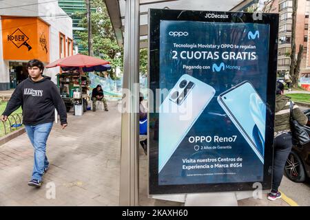 Bogota Colombia,El Chico Calle 94,uomo uomini maschio,segno affissioni informazioni promozione pubblicità OPPO cinese cellulare smartphone se Foto Stock