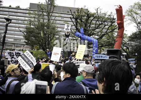 Il manifestante tiene un cartello durante una manifestazione contro il primo ministro giapponese Shinzo Abe dopo accuse di corruzione, invitandolo a dimettersi il 14 aprile 2018 davanti al parlamento di Tokyo a Tokyo (Foto di Richard Atrero de Guzman/NurPhoto). Foto Stock