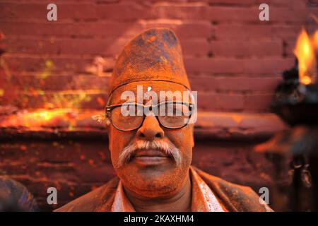 Un ritratto di un vecchio con pieno di polvere di vermillion durante la celebrazione del festival 'Jatra indoor' polvere vermillion come festa nepalese di Capodanno a Thimi, Bhaktapur, Nepal Domenica, 15 aprile 2018. (Foto di Narayan Maharjan/NurPhoto) Foto Stock