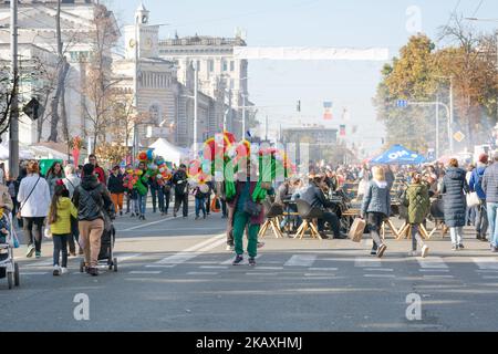 Chisinau, Moldavia - 15 ottobre 2022: Vendita via palloncino. Messa a fuoco selettiva. Il giorno di festa della città di Chisinau è celebrato da ospiti e resi Foto Stock