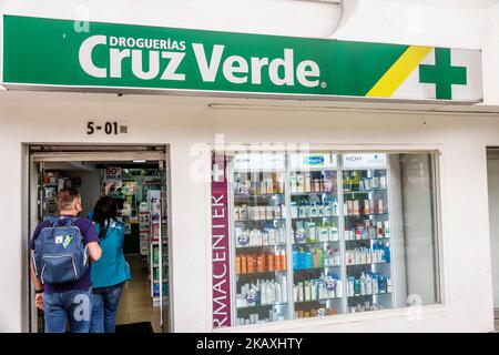 Bogota Colombia, El Chico Carrera 11, Cruz Verde farmacia farmacia negozi business business negozi negozi mercato mercato vendita buyin Foto Stock