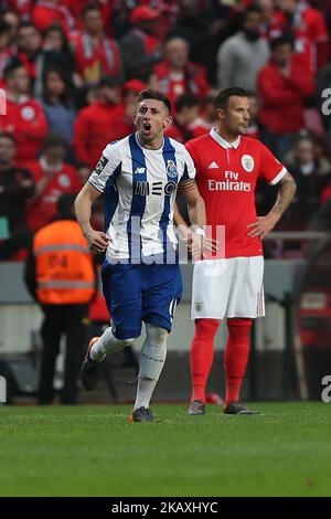 Hector Herrera, centrocampista messicano di Porto, festeggia dopo aver segnato la partita di calcio della Lega Portoghese SL Benfica vs FC Porto allo stadio Luz di Lisbona, Portogallo, il 15 aprile 2018. (Foto di Pedro Fiuza/NurPhoto) Foto Stock