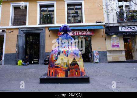 80 sculture a forma di Las Meninas del pittore Antonio Azzato, sono esposte nel centro di Madrid, in Spagna il 15 aprile 2018. Le sculture in vetroresina e decorate da artisti, musicisti, attori o designer per promuovere la città come capitale della moda sono esposte fino al mese di luglio. (Foto di Oscar Gonzalez/NurPhoto) Foto Stock
