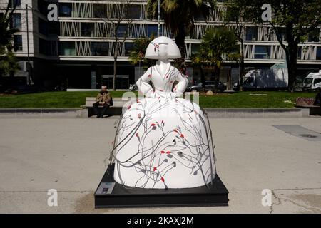 80 sculture a forma di Las Meninas del pittore Antonio Azzato, sono esposte nel centro di Madrid, in Spagna il 15 aprile 2018. Le sculture in vetroresina e decorate da artisti, musicisti, attori o designer per promuovere la città come capitale della moda sono esposte fino al mese di luglio. (Foto di Oscar Gonzalez/NurPhoto) Foto Stock
