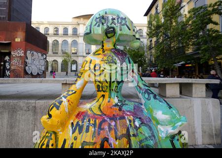 80 sculture a forma di Las Meninas del pittore Antonio Azzato, sono esposte nel centro di Madrid, in Spagna il 15 aprile 2018. Le sculture in vetroresina e decorate da artisti, musicisti, attori o designer per promuovere la città come capitale della moda sono esposte fino al mese di luglio. (Foto di Oscar Gonzalez/NurPhoto) Foto Stock