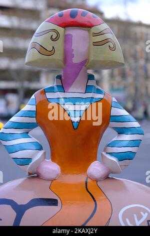 80 sculture a forma di Las Meninas del pittore Antonio Azzato, sono esposte nel centro di Madrid, in Spagna il 15 aprile 2018. Le sculture in vetroresina e decorate da artisti, musicisti, attori o designer per promuovere la città come capitale della moda sono esposte fino al mese di luglio. (Foto di Oscar Gonzalez/NurPhoto) Foto Stock