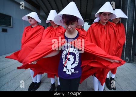 Gli attivisti ROSA vestiti come 'Handmaids' durante un Rally per l'uguaglianza, la libertà e la scelta organizzato da ROSA - un movimento femminista socialista irlandese alla Liberty Hall di Dublino, Irlanda, il 14 aprile 2018. (Foto di Artur Widak/NurPhoto) Foto Stock