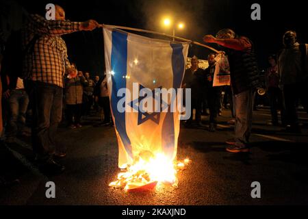 I manifestanti bruciano la bandiera di Israele al di fuori dell'ambasciata degli Stati Uniti durante un raduno del Partito comunista greco e dei gruppi di sinistra ad Atene, in Grecia, il 17 aprile 2018 contro gli attacchi aerei in Siria da parte di Stati Uniti, Gran Bretagna e Francia. (Foto di Giorgos Georgiou/NurPhoto) Foto Stock