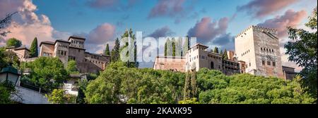 PanorÃ¡mica de la Alhambra de Granada a media maÃ±ana vista desde el mirador del rey chico, EspaÃ±a Foto Stock