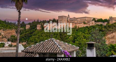 Vista de la Alhambra al anochecer desde el mirador de san Nicolas en Granada, EspaÃ±a Foto Stock