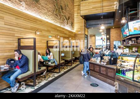 Bogota Colombia, El Chico Carrera 11 Starbucks Coffee cafe, ristorante, ristoranti, ristoranti, ristoranti, ristoranti, ristoranti, ristoranti, ristoranti, caffè informale, caffè, bistro, cibo, uomini Foto Stock