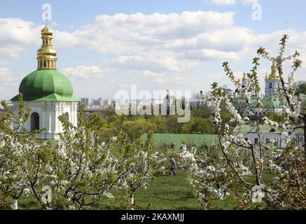 Kyiv Pechersk Lavra, Patriarcato di Mosca a Kiev, Ucraina, 23 aprile 2018. Il Santo e il Grande Consiglio del Patriarcato ecumenico ha accettato per la considerazione l'appello del Presidente dell'Ucraina Petro Poroshenko e dei gerarchici delle Chiese ortodosse ucraine al Patriarca ecumenico Bartolomeo per dare l'autocefalia alla Chiesa ortodossa in Ucraina (Foto di Sergii Kharchenko/NurPhoto) Foto Stock